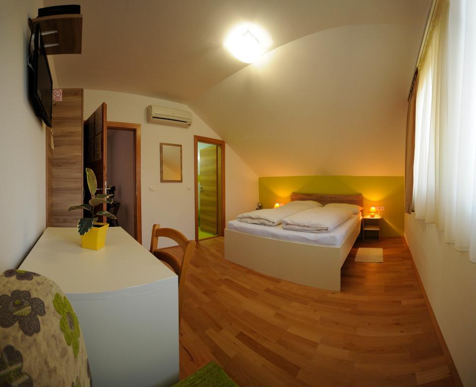 Rooms Jana สลูน ภายนอก รูปภาพ